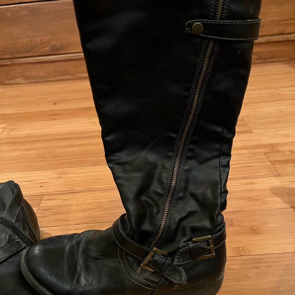 Tall black boots - Picture 2 of 3